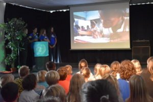 Representantene fra Unicef (Hiba, Anisa og Teresa) snakker om sitt viktige arbeid for at alle barn skal få skolegang. De viser film fra en skole i Afrika.