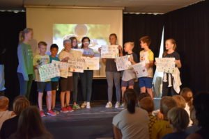 Barnas rettigheter sirlig tegnet ned med tusj, og sterkt lest opp på ungers vakre vis.